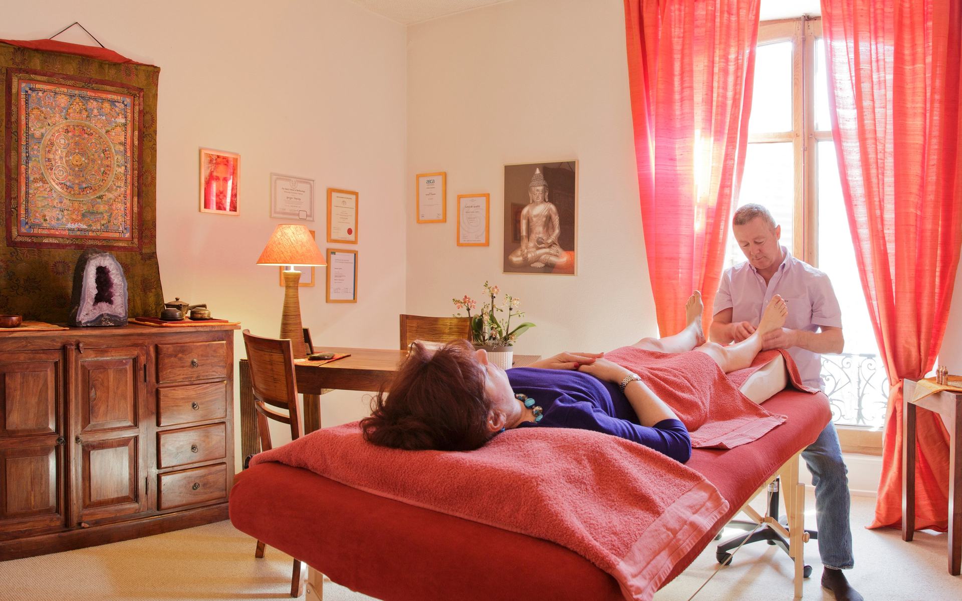 Application d'un diapason thérapeutique sur une zone réflexe du visage